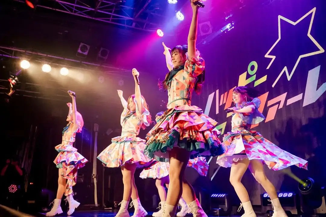 poster image scrolling teaser